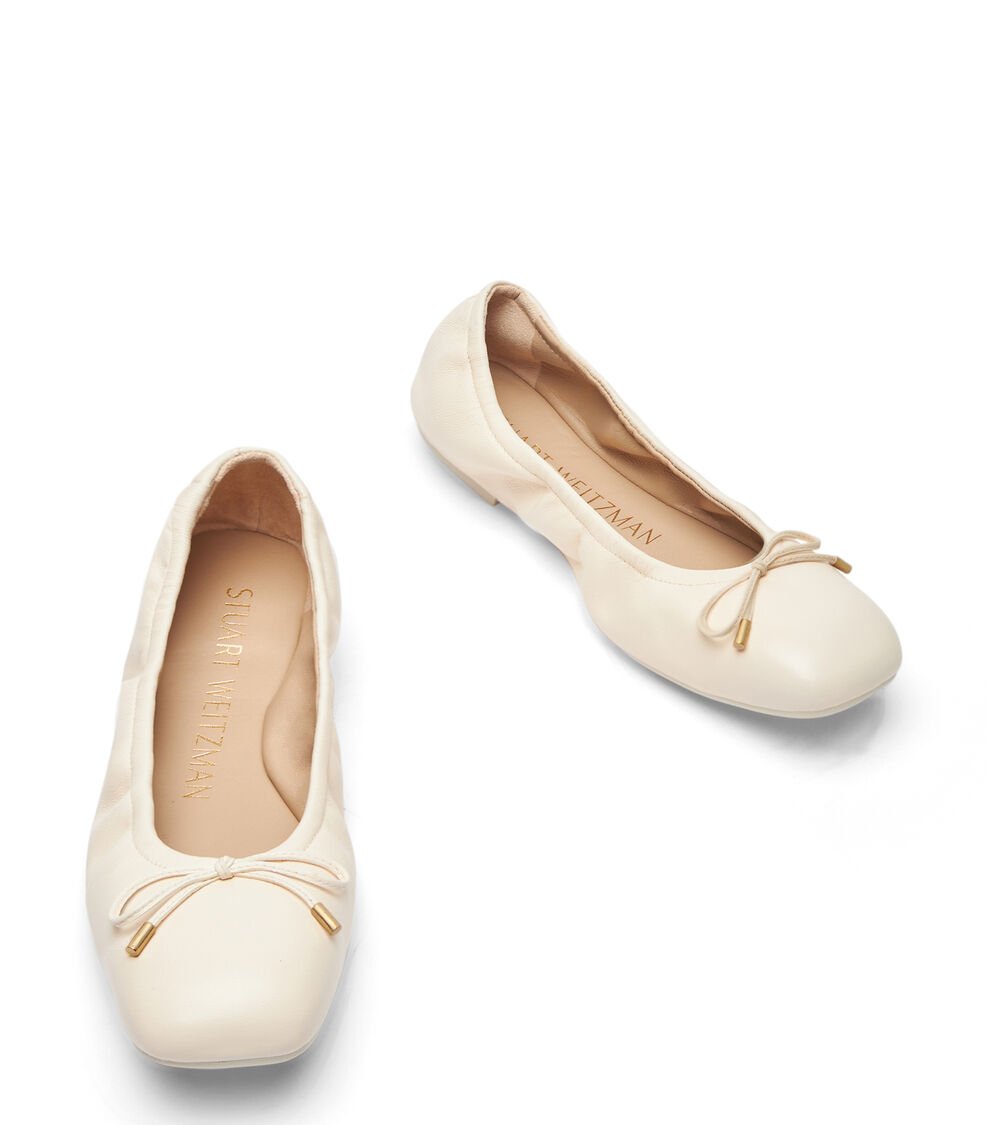 Stuart Weitzman BARDOT BOW FLAT en ARENA de Mujer | Stuart Weitzman® Los más vendidos