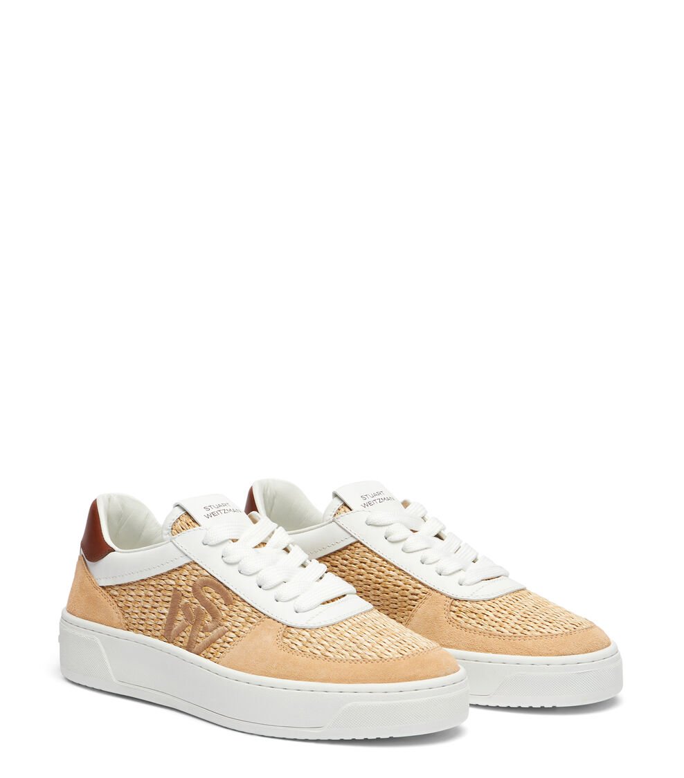 Stuart Weitzman SW COURTSIDE LOGO SNEAKER en ARENA de Mujer | Stuart Weitzman® Promoción por tiempo limitado