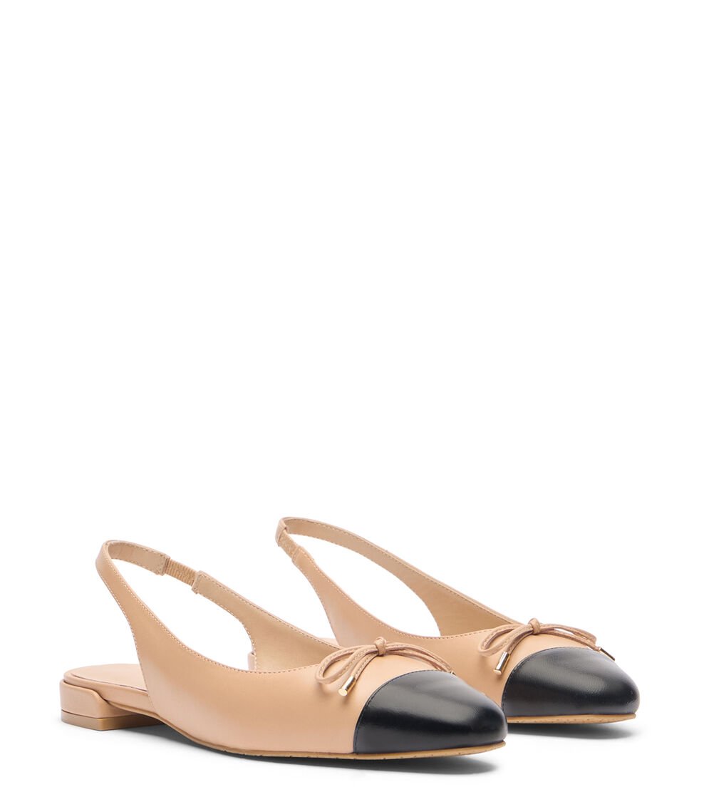 Stuart Weitzman SLEEK BOW SLINGBACK FLAT en ADOBE/NEGRO de Mujer | Stuart Weitzman® Últimos 2 días