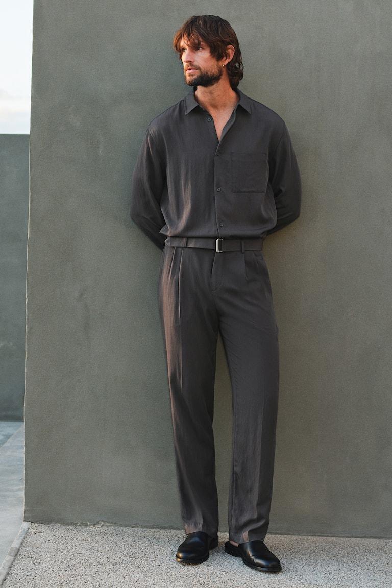 H&M Pantalón de sarga con cinturón Regular Fit - Beige oscuro - HOMBRE Tienda