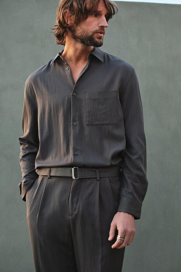 H&M Pantalón de sarga con cinturón Regular Fit - Beige oscuro - HOMBRE Tienda
