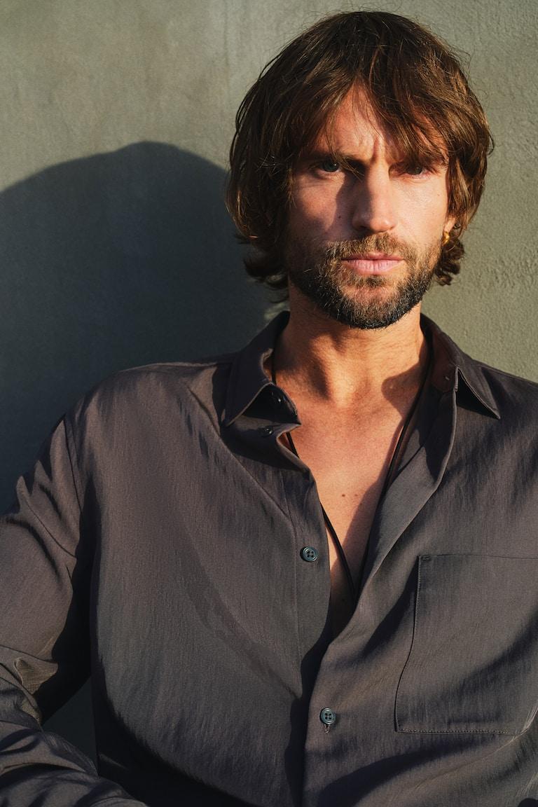 H&M Camisa de satén Loose Fit - Beige oscuro - HOMBRE COMPRAR AHORA