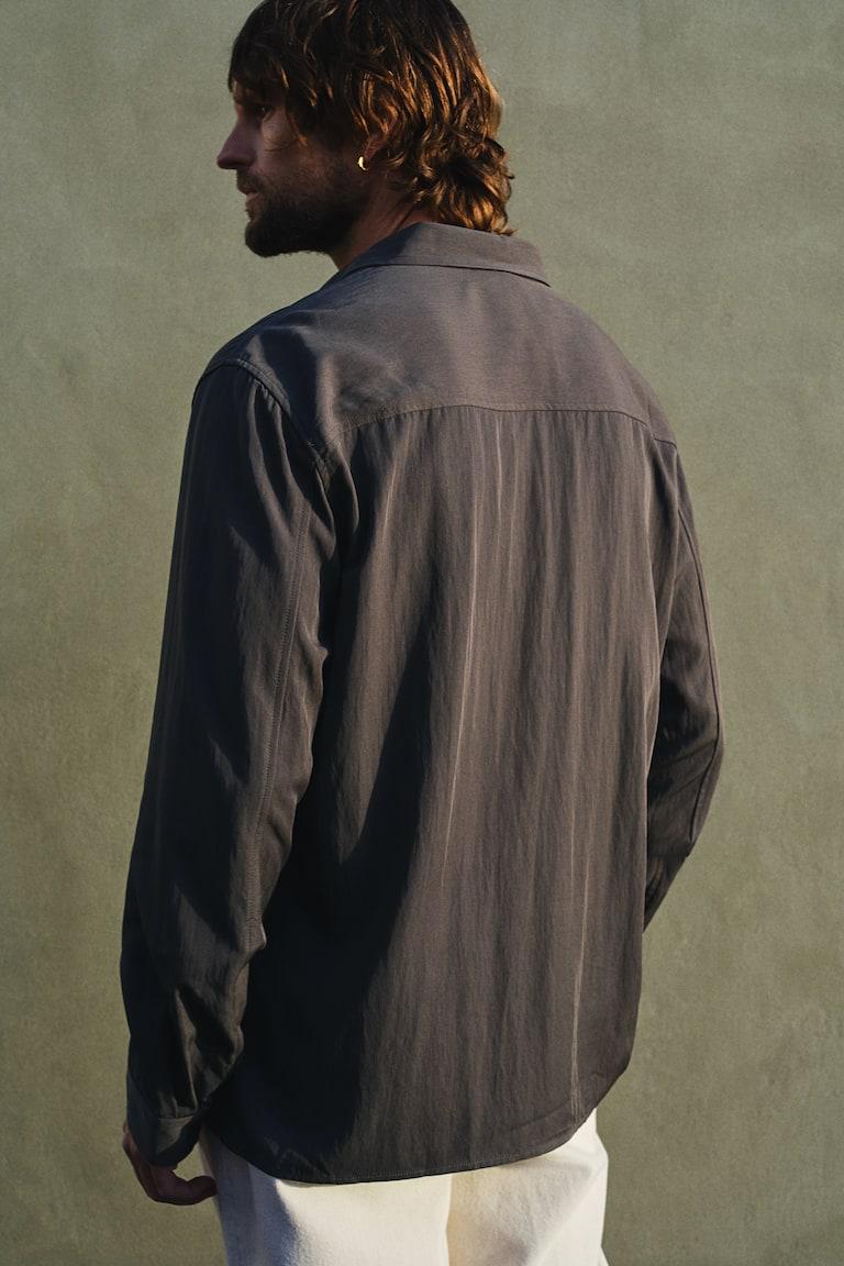 H&M Camisa de satén Loose Fit - Beige oscuro - HOMBRE COMPRAR AHORA
